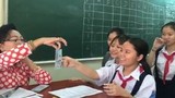 Cô giáo Sài Gòn thả tiền  mừng tuổi học trò kiểu "sang chảnh"