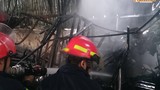 Hà Nội: Gara cháy lớn, ô tô bị thiêu rụi