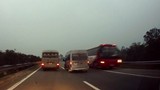 Nhà xe Tiến Hồng ngang nhiên chạy ngược chiều cao tốc HN-Lào Cai