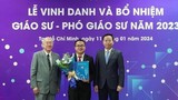 Chủ nhân giải thưởng Quả Cầu Vàng nhận bổ nhiệm Phó Giáo sư ở tuổi 35