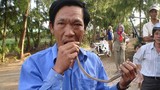 Kỳ quái những người Việt thích xơi côn trùng sống, uống dầu hỏa