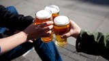 Khi UBND huyện “bật đèn xanh”, khuyến khích uống bia