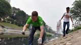 Ảnh: “Ông Tây móc cống” nhặt rác sông Tô Lịch