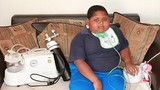 Cậu bé 10 tuổi nặng 90kg vì không thể ngừng ăn