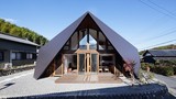 Kì lạ căn nhà có kiến trúc mái “rủ” xuống sàn ở Nhật Bản