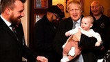 Thủ tướng Anh thừa nhận có con ngoài giá thú, thích thay bỉm 