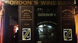 Vẻ cổ kính, hoành tráng ở quán rượu lâu đời nhất London