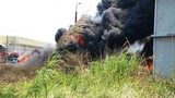 Cháy kinh hoàng tại bãi lốp xe kề đường tàu 