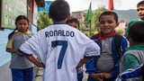 Nạn nhân nhí động đất Nepal ngạc nhiên nhận quà của Ronaldo