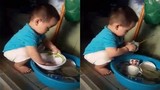Xuất hiện “thánh rửa bát” 2 tuổi làm dân mạng phát cuồng