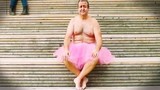 Nhiếp ảnh gia “xì-tin” mặc váy hồng ngao du thế giới