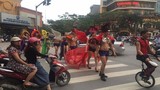 Dân tình Hà Nội náo loạn với màn catwalk giữa phố