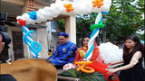Chàng rể Tây cưỡi xe bò đi rước dâu tại Bình Thuận