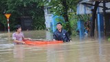 Hoãn cưới vì cô dâu kẹt ở đèo Cả, quê nhà nước lũ mênh mông