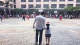Công Vinh dắt tay con gái giấu mặt giữa sân trường