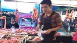 "Nam thần" bán thịt lợn ở chợ truyền thống Thái Lan