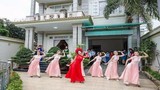 Cô dâu cùng dàn hot girl bê tráp nhảy "Cô Ba Sài Gòn" 