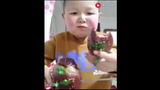 Video: Cậu bé mập “ăn cả thế giới” khiến ai cũng hết hồn