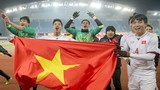 U23 Việt Nam - U23 Uzbekistan: "Ông đưa chân giò, bà thò chai rượu"