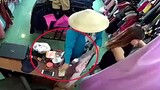 Video: “Nữ quái” vờ mua quần áo rồi cuỗm điện thoại nhanh như chớp