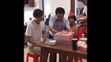 Video: Cái kết “buồn” trong ngày sinh nhật chỉ vì cậu con trai vụng về