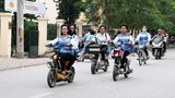 Không đội mũ bảo hiểm, học sinh “làm xiếc” với xe máy điện trên phố