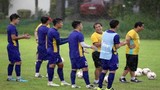 Đội tuyển Việt Nam đội mưa chờ đấu Philippines ở AFF Cup 2018