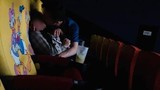 Cặp đôi thản nhiên “sờ soạng” trong rạp chiếu phim khiến CĐM nhức mắt