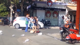 Nữ lao công bị đánh vì nhắc nhở chủ shop thời trang vứt rác bừa bãi