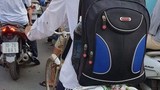 Xúc động hình ảnh nam nghèo túi to túi nhỏ, đạp xe lên phố nhập học