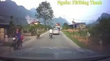 Video: Xe máy lăn quay ra đường vì vượt ô tô không thành