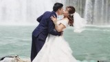 Kỷ niệm ngày cưới, cô dâu 62 tuổi chơi lớn với màn "khóa môi"