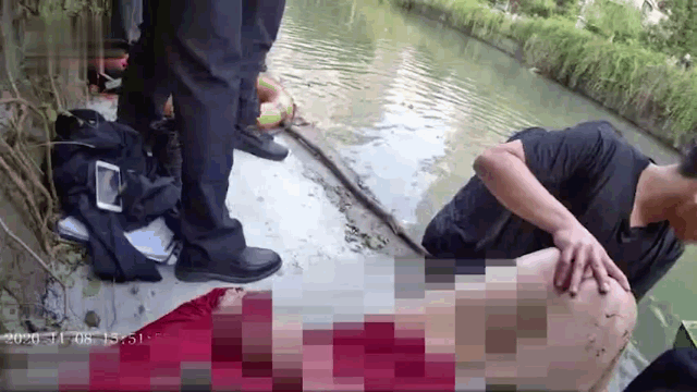 Video: Người phụ nữ tự tử bất thành và còn đạp ngã cảnh sát xuống sông