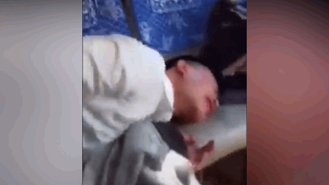 Video: Anh thanh niên khóc nức nở vì... không cho chị gái đi lấy chồng