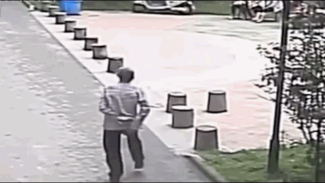 Video: Bị chảo rơi trúng đầu, cụ ông phải khâu 17 mũi