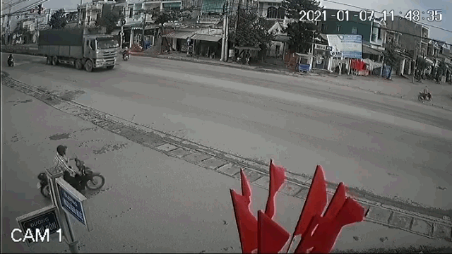 Video: Người đàn ông tự cứu mạng mình trước đầu xe tải