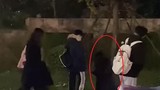 Cô gái quỳ gối cầu xin bạn trai giữa đường làm netizen trố mắt 