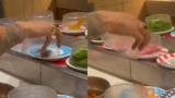 Thanh niên ăn lẩu băng chuyền làm hành động khiến netizen nóng mắt