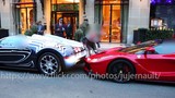 Bugatti Veyron bất ngờ “hôn mông” La Ferrari giữa phố