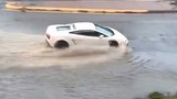 "Choáng" với siêu xe Lamborghini lội nước như tàu ngầm