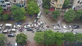 Hàng trăm ôtô ngập nước, "chết lâm sàng" tại Hà Nội