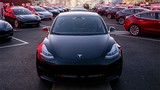 Khách hàng đặt mua siêu xe Tesla Model 3 ùn ùn đòi tiền cọc 