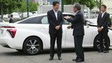 Xem thủ tướng Nhật đích thân chạy thử Toyota FCV