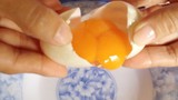 Xem trứng vịt có 3 lòng đỏ hiếm gặp ở Sóc Trăng