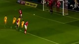 Cú sút penalty khiến thủ môn "phát điên"