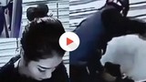 Cướp dùng gạch tấn công hotgirl rút tiền ở cây ATM
