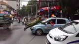 Cảnh sát bám nắp capo chặn taxi trên phố Hà Nội