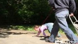 Video: Mẹ xích cổ con bắt bò trong công viên