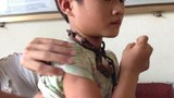 Nghệ An: Bé trai bị xích cổ đi lang thang khắp nơi