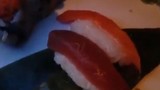 Rùng mình cảnh giun sán bò ngoe nguẩy trong miếng sushi